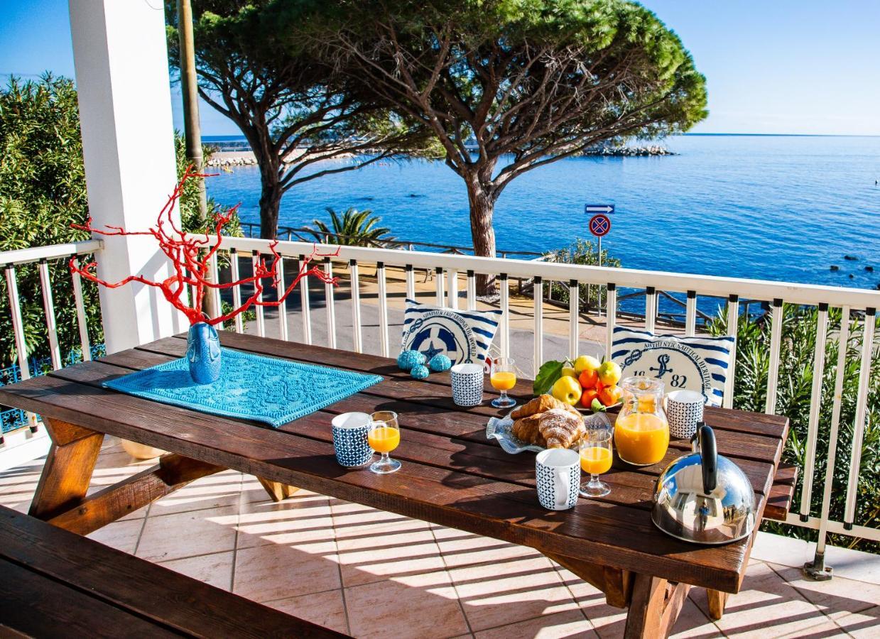 Terrazza Lungomare, e sei in spiaggia... Cala Gonone Esterno foto